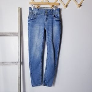 WALLFLOWER MID RISE 2 BUTTON JEAN SIZE 5